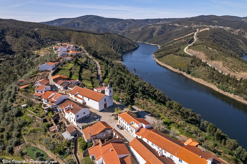 Vista aérea da aldeia de Álvaro junto ao rio Zêzere