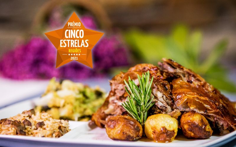 Cabrito estonado assado com batatas e acompanhamento