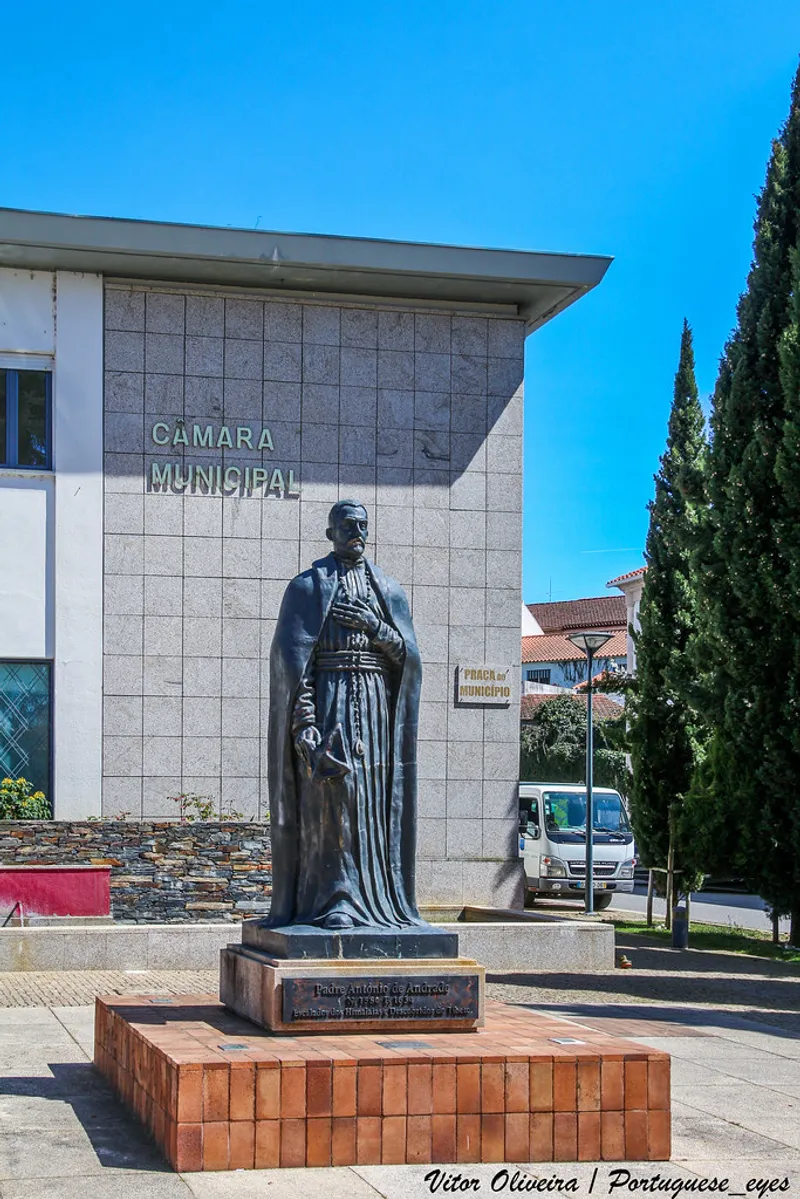 Estátua de Padre António de Andrade em frente aos Paços do Concelho de Oleiros