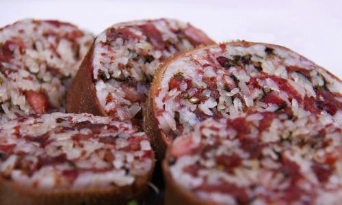 Maranho tradicional fatiado, mostrando o recheio de arroz e carne